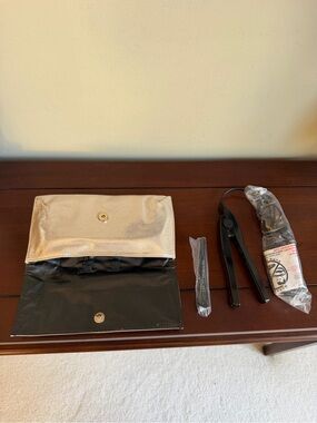 Victoria's Secret travel mini flat iron in beautiful gold metallic case. NWT